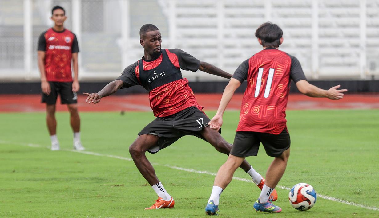 Pemain Persija Jakarta, Allano Lima (kiri) melakukan latihan resmi menjelang laga BRI Super League 2025/2026 melawan Persijap Jepara di Stadion Madya, Senayan, Jakarta, Jumat (02/01/2026). (Bola.com/Abdul Aziz)