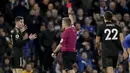 Bek Leicester City, Ben Chilwell, mendapat kartu merah saat pertandingan melawan Chelsea pada laga Premier League di Stadion  Stamford Bridge Sabtu (13/1/2018). Kedua tim bermain imbang 0-0. (AP/Matt Dunham)