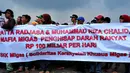 Para massa terlihat membentangkan spanduk berisi tuntutannya di depan Istana Negara, Jakarta, Selasa (10/6/14). (Liputan6.com/Andrian M Tunay)