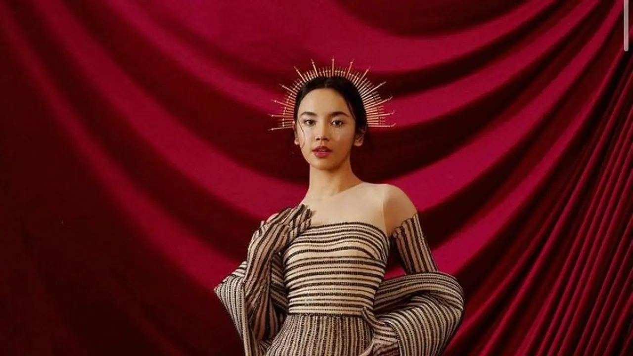 8 Gaya Pemotretan Terbaru Lyodra Ginting Pakai Dress dan Headpiece, Menawan bak Dewi