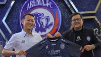 Foto peluncuran jersey Arema FC versi suporter. (Bola.com/Iwan Setiawan)