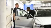 Alexander Isak resmi pindah ke Liverpool sekaligus mengukir rekor baru dalam bursa transfer sepak bola Inggris dengan nilai fantastis 125 juta pounds atau setara Rp2,77 triliun rupiah. (AFP/Anders Wiklund)