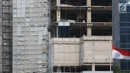 Konstruksi papan reklame terpasang di depan sebuah gedung kosong di Jalan Gatot Subroto, Jakarta, Rabu (20/9). Pemerintah Provinsi DKI Jakarta bakal membongkar bangunan reklame yang masa izinnya sudah kedaluwarsa. (Liputan6.com/Immanuel Antonius)