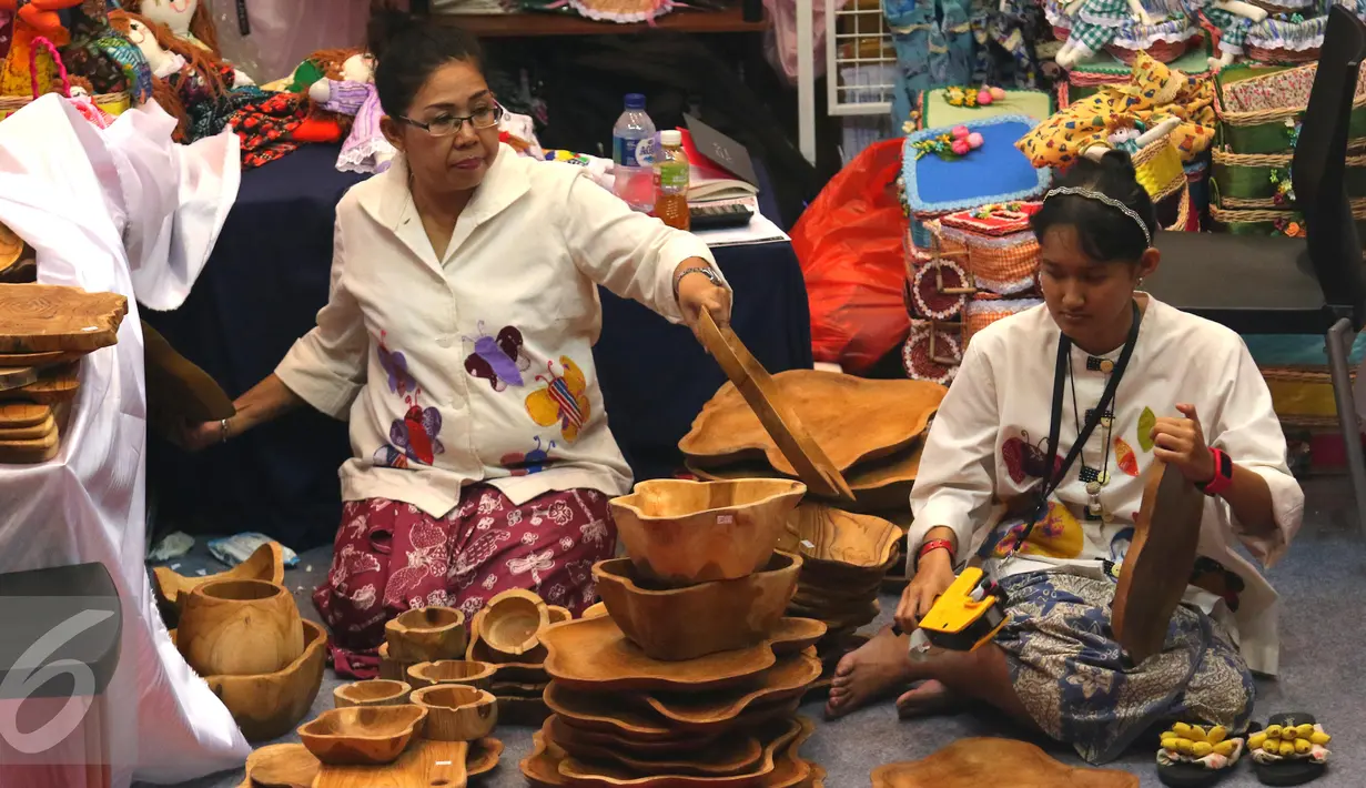 Pengunjung melihat produk yang dipamerkan saat INACRAFT 2016 di JCC Jakarta, Rabu (20/4). Inacraft 2016 diselenggarakan pada 20-24 April 2016 dan diikuti oleh lebih dari 1.400 pengusaha dari 34 provinsi di Indonesia. (Liputan6.com/Angga Yuniar)