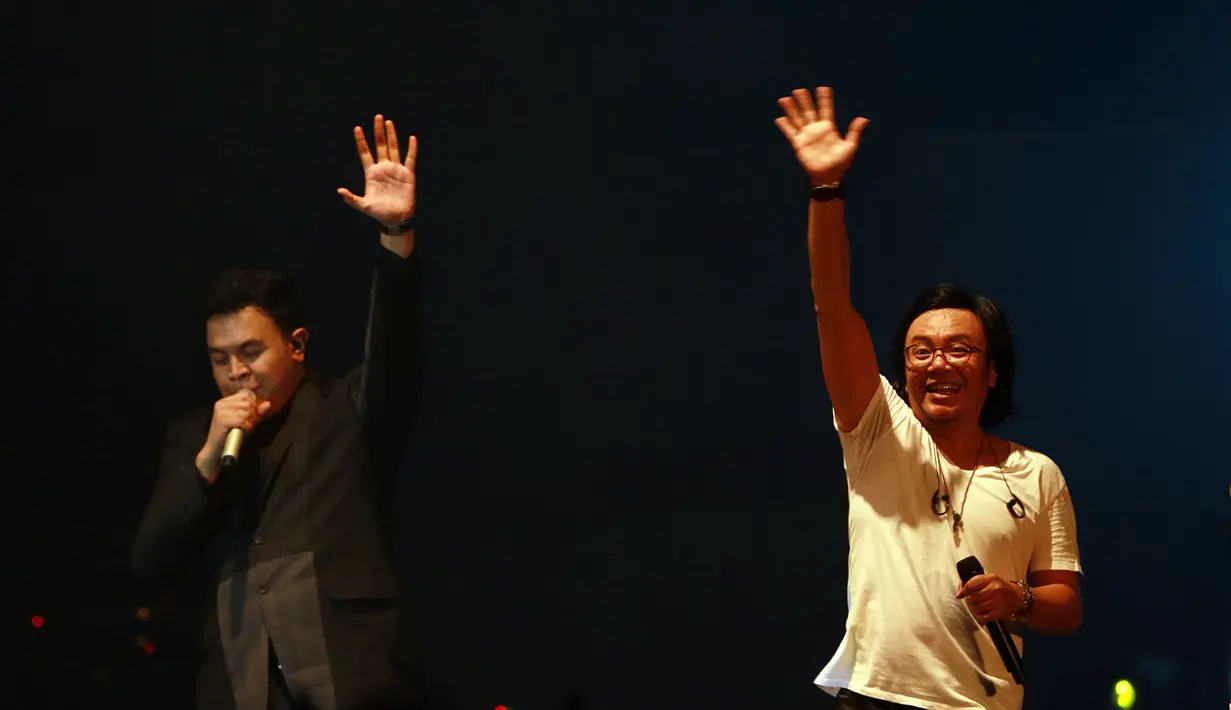 Dalam konser 'Dua Ruang' tersebut, selain menyanyikan lagu masing-masing, mereka juga bertukar lagu.(Deki Prayoga/Bintang.com)