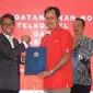 Rektor UNPAD Prof. Dr. med. Tri Hanggono Achmad,dr  berfoto bersama Direktur  Sales Telkomsel Mas'ud Khamid usai melakukan penanda tanganan MOU bersama UNPAD