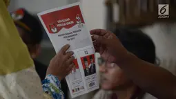 Warga melihat kertas suara sebelum pemungutan suara ulang (PSU) Pemilu 2019 di TPS 18 Malakasari, Duren Sawit, Jakarta Timur, Sabtu (27/4). Pelaksanaan PSU di 8 TPS wilayah Jaktim karena banyaknya pemilih yang menggunakan e-KTP tanpa memiliki A5 saat hari pencoblosan. (merdeka.com/Imam Buhori)