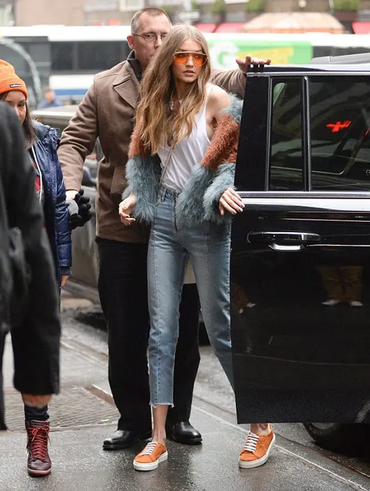 Pada Senin (16/1) lalu, Gigi terlihat tengah  berjalan sendirian menyusuri jalanan di New York. Tertangkap kamera, Gigi mengenakan cincin di jari manisnya hingga menimbulkan rumor dirinya telah bertunangan dengan Zayn Malik. (doc.dailymail.com)