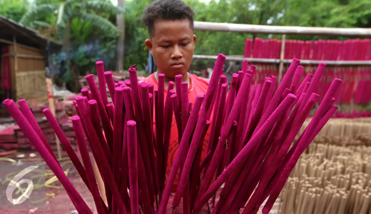 Seorang pekerja menjemur hio di industri rumahan, Di Tangerang, Rabu (4/1). Sedangkan   produksi pembuatan lilin mencapai 20ton. Melayani pesanan seputar Jakarta-Tangerang hingga keluar pulau. (Liputan6.com/Angga Yuniar)