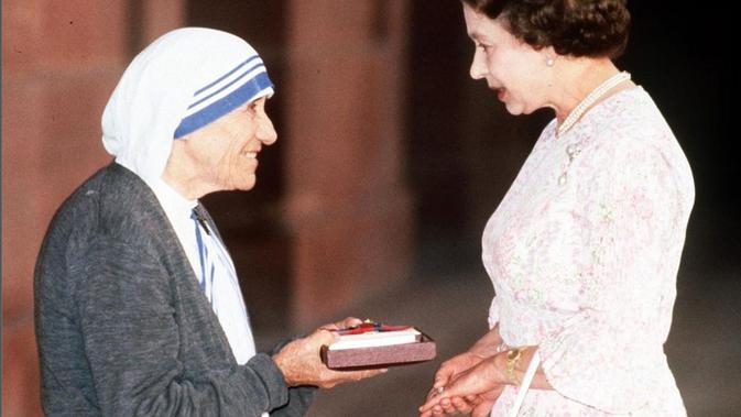 <p>Ratu Elizabeth II bertemu Bunda Teresa di India. Foto tahun 1983. Dok: Instagram @theroyalfamily</p>