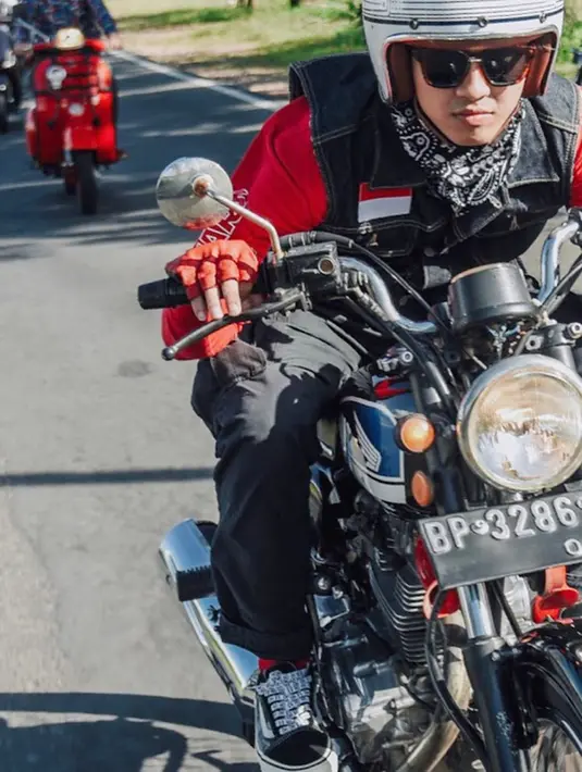 Menggunakan rompi jeans berwarna gelap dan memakai kaos lengan panjang dengan bertuliskan Star Wars. Penampilan Bisma dengan kaca mata hitam terlihat seperti seorang biker yang suka naik motor di jalanan. (Liputan6.com/IG/@sibisma)