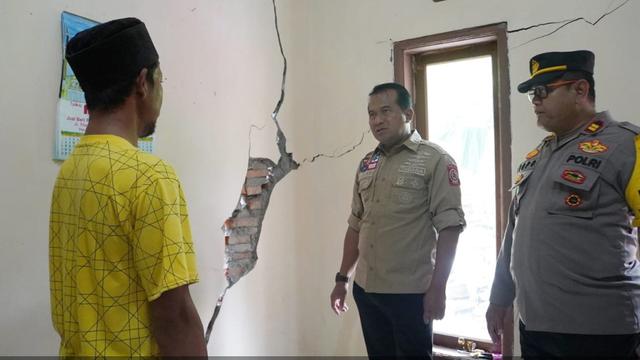 Kondisi tanah bergerak di Purwodadi, Kabupaten Pasuruan/Pemkab Pasuruan