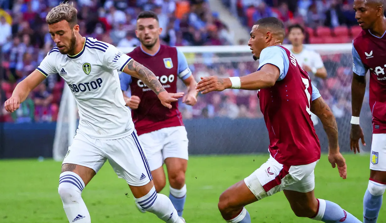 Diego Carlos (kanan) menjadi harapan baru Aston Villa usai merapat pada bursa transfer musim panas 2022/2023. Pada pekan pertama Liga Inggris, ia gagal tampil apik saat melawan klub promosi Bournemouth. Sebagai pemain belakang, Carlos kerap kali kalah dalam duel udara. (AFP/Patrick Hamilton)