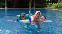 Bahkan ketiga anak Risty Tagor pun tampak akrab satu dengan lainnya. Baru-baru ini Risty Tagor pun mengunggah momen kebersamaan ketiga anaknya saat berenang di akun Instagram pribadinya.(Liputan6.com/IG/@ristytagor)