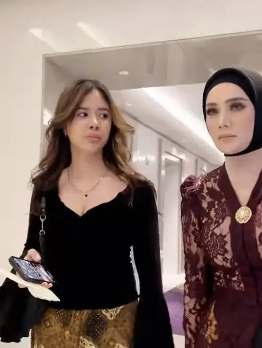 <p>Melengkapi tampilannya, dengan aksesori kalung keemasan berliontin minimalis. Dan membawa shoulder bag warna hitam. Wajahnya dipoles dengan makeup minimalis namun tetap memancarkan kecantikan alaminya. [@mulanjameela1]</p>