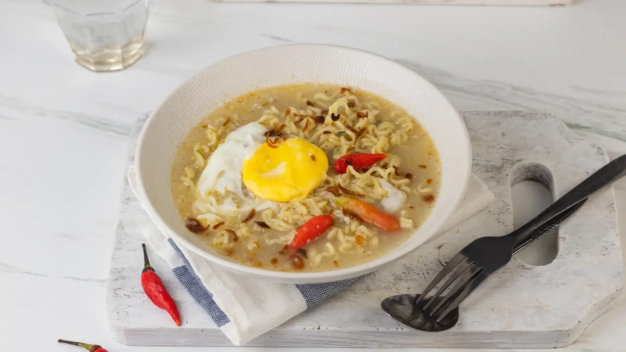 mie kuah ayam bawang telur