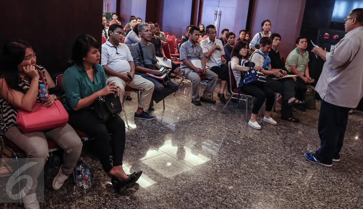 Petugas memberi pengarahan ke wajib pajak yang mengikuti tax amnesty di kantor pusat Ditjen Pajak, Jakarta, Minggu (25/9). Pendaftaran akhir pekan dibuka guna mengakomodir ‎wajib pajak yang tak sempat mendaftar di hari kerja. (Liputan6.com/Fery Pradolo)