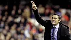 Pelatih Valencia, Ernesto Valverde, memberikan instruksi saat menghadapi Barcelona di Stadion Mestalla, Valencia, Minggu (3/2/2013). Valverde ditunjuk sebagai pelatih Barcelona menggantikan Luis Enrique. (EPA/Manuel Bruque). 
