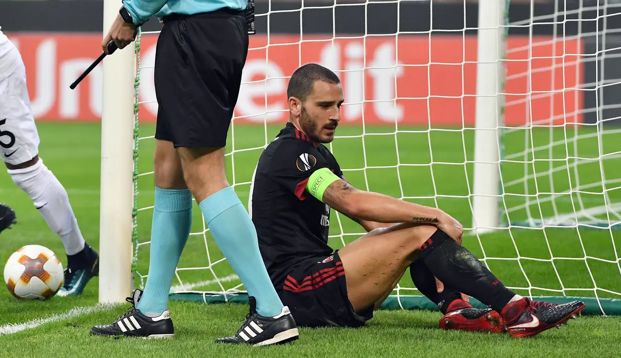 Pemain AC Milan, Leonardo Bonucci duduk di lapangan setelah gagal menghentikan tendangan pemain Austria Wien, Christoph Monschein pada matchday kelima Liga Europa di Stadion San Siro, Jumat (24/11). Milan menang telak 5-1. (Daniel Dal Zennaro/ANSA via AP)