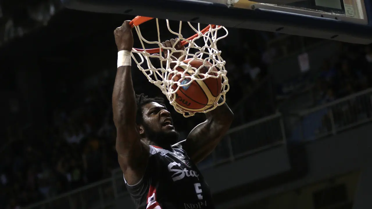 Pebasket Stapac, Savon Goodman, memasukan bola saat melawan Satria Muda pada laga final IBL 2019. (Bola.com/Yoppy Renato)