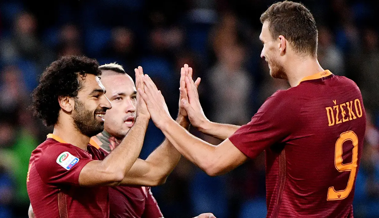 Striker Mesir, Mohamed Salah yang kini tengah menjalani musim ketujuh bersama Liverpool tercatat pernah berseragam AS Roma selama dua musim, 2015/2016 dengan status pinjaman dari Chelsea dan 2016/2017 setelah dipermanenkan. Total tampil dalam 83 laga di semua kompetisi bersama AS Roma, ia sukses mencetak 34 gol dan 22 assist, termasuk satu kali hattrick yang dibuat pada pekan ke-12 Serie A 2016/2017 saat AS Roma menang 3-0 atas tamunya, Bologna (6/11/2016). (AFP/Vincenzo Pinto)