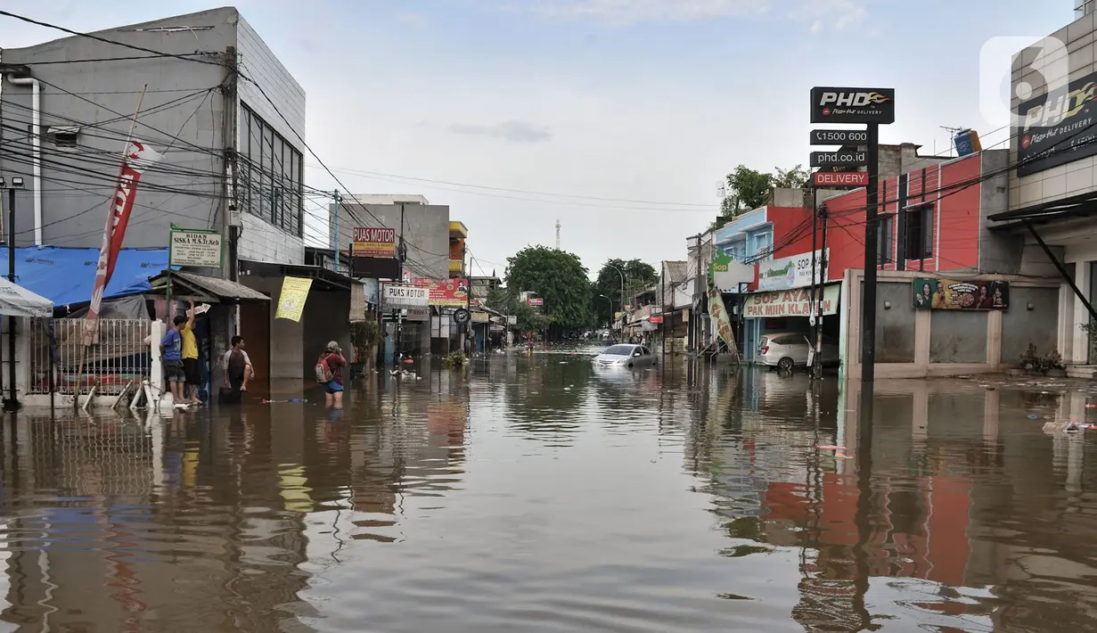 Kondisi banjir yang merendam Jalan RA Kartini, Bekasi, Jawa Barat, Kamis (2/1/2020). Banjir yang merendam Jalan RA Kartini sejak kemarin melumpuhkan akses kendaraan dan perekonomian warga setempat. (merdeka.com/Iqbal Nugroho)
