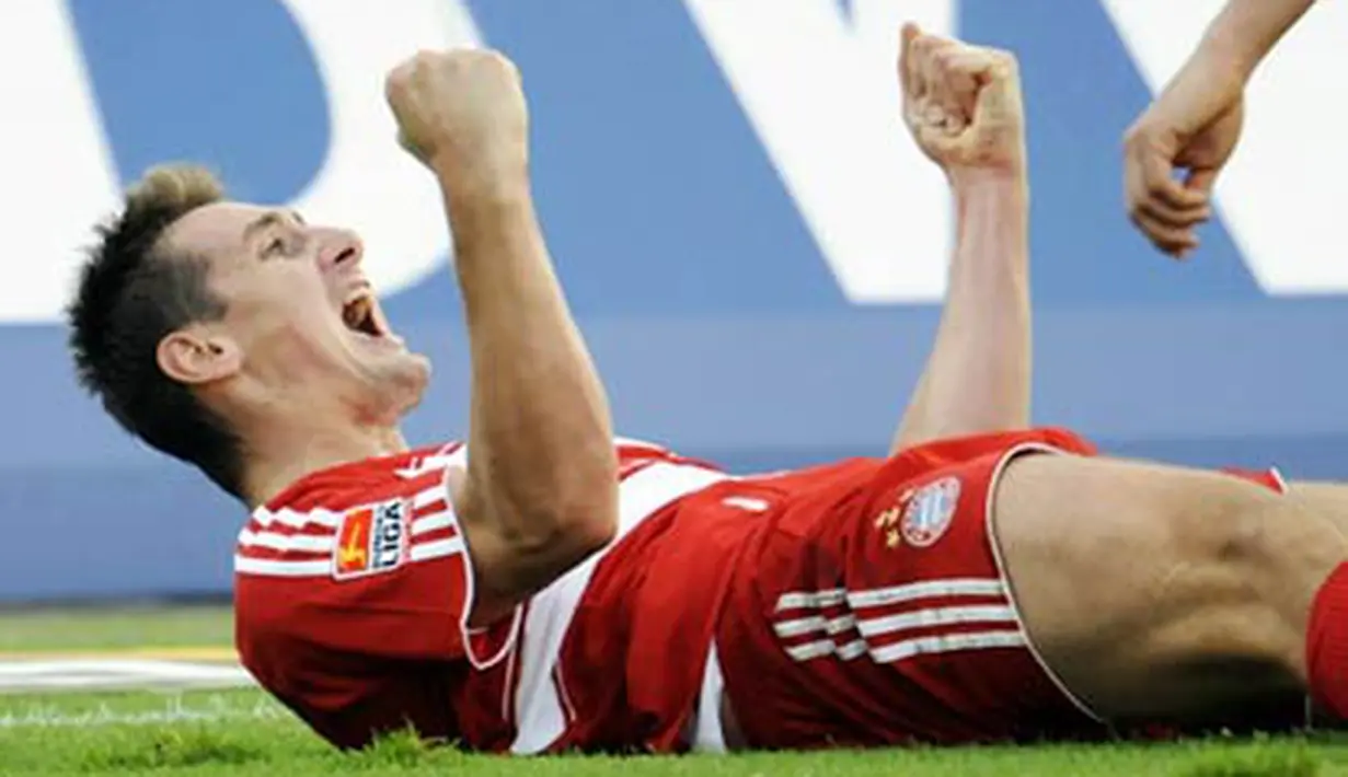 Bayern Munich's striker Miroslav Klose celebrates scoring during Bundesliga match Karlsruhe SC vs FC Bayern Munich on October 18, 2008. Munich won the match 0-1. AFP PHOTO/TORSTEN SILZ