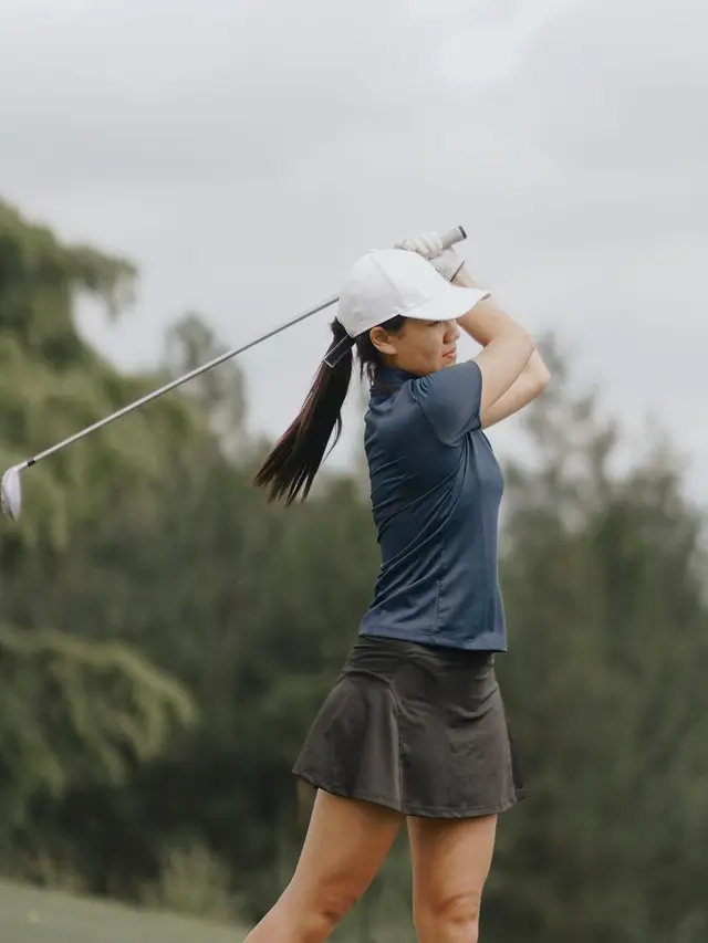 6 Potret Aaliyah Massaid saat Main Golf, Tampil Stylish