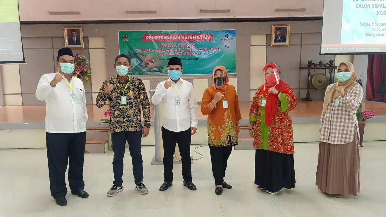 Bakal calon kepala daerah Kabupaten Blora berfoto bersama saat pemeriksaan kesehatan di RSUD dr Moewardi Solo (Ahmad Adirin/Liputan6.com)