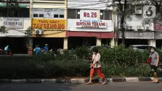 Pejalan kaki melintas di kawasan Glodok, Jakarta Barat, Sabtu (9/10/2021). Pemerintah Jakarta Barat berencana menata kawasan Glodok menjadi lokasi wisata sejarah Pecinan sehingga dapat menjadi daya tarik wisatawan untuk melakukan kunjungan. (Liputan6.com/Herman Zakharia)