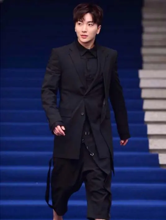 Soompi juga menyiarkan bahwa tak lama kemudian Leeteuk menghapus foto berupa pecahan kaca mobil dan menggantinya dengan sebuah foto pemandangan. Ia juga kembali menyertakan keterangan foto. (Instagram/xxteukxx)