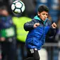 Aksi putra Cristiano Ronaldo, Cristiano Ronaldo Jr saat menunjukkan kebolehannya mengontrol bola usai pertandingan antara Real Madrid dan Real Sociedad di stadion Santiago Bernabeu di Madrid, Spanyol (10/2). (AFP Photo/Gabriel Bouys)