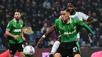 Pemain Sassuolo, Jay Idzes (depan) berebut bola dengan pemain Inter Milan, Marcus Thuram dalam laga lanjutan Liga Italia 2025/2026 di Mapei Stadium, Minggu (08/02/2026) waktu setempat. (AFP/Piero Cruciatti)