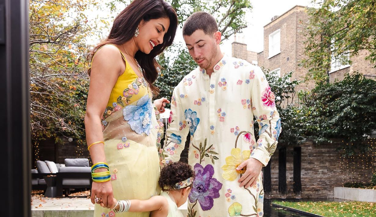<p>Nick mengenakan kurta pria 'Peonies' yang serasi dari koleksi yang sama dalam warna kuning mentega. Penyanyi itu memadukan kurta-nya dengan celana panjang lurus berwarna gading. (Foto: Intagram/ priyankachopra)</p>
