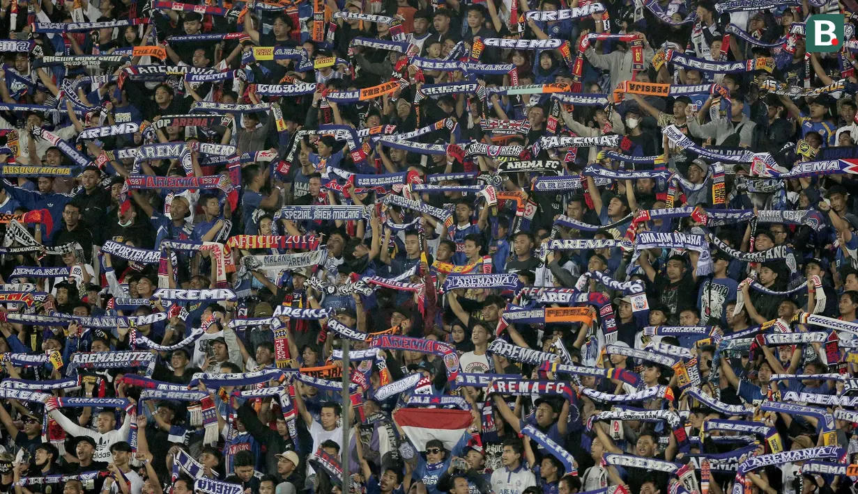 Aremania beraksi saat mendukung Arema FC bertanding melawan Persik Kediri dalam lanjutan pertandingan babak penyisihan Piala Presiden 2022 di Stadion Kanjuruhan, Malang, Jawa Timur. Rabu (15/6/2022). (Bola.com/Arief Bagus)