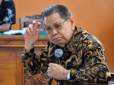 Mantan Hakim Agung, Yahya Harahap saat menjadi saksi pada sidang praperadilan yang diajukan mantan Menteri ESDM, Jero Wacik terhadap KPK di Pengadilan Negeri Jakarta Selatan, Jumat (24/4/2015). (Liputan6.com/Yoppy Renato) 