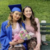 Saat wisuda, Zahwa mengenakan kebaya pink dengan kain batik sebagai bawahan, serasi dengan sang adik Aaliyah. [@zahwamassaid/@aaliyah.massaid]