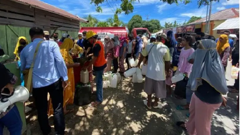 Operasi pasar kelangkaan minyak tanah di Kota Tual, Maluku (Foto: Ist)