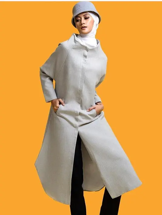 Bukan hanya saat ibadah dan Hari Raya besar, pada saat pemotretan Ayuma juga pernah mengusung konsep hijab modern. Pesona Ayuma mengenakan hijab selalu membuat dirinya terpancar. (Liputan6.com/IG/@ayumaulida97)