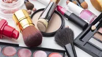 Gunakan produk makeup yang halal dan jauhi kandungan silikon. (Foto: Freepik/freepik)