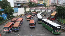 Sejumlah penumpang berjalan di Terminal Blok M, Jakarta, Selasa (1/11). Berdasarkan data Organda DKI Jakarta, hampir 90% dari total sekitar 6.000 angkutan umum bus sedang sudah tidak layak jalan. (Liputan6.com/Immanuel Antonius)