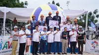 Ketua Umum PBVSI Imam Sudjarwo memberikan medali kepada pemenang Kejuaraan Asia Pasific Beach Volleyball 2017 di Jakabaring Sport City Palembang, Sumatra Selatan, Minggu (22/10/2017). (Liputan6.com/Indra Pratesta)