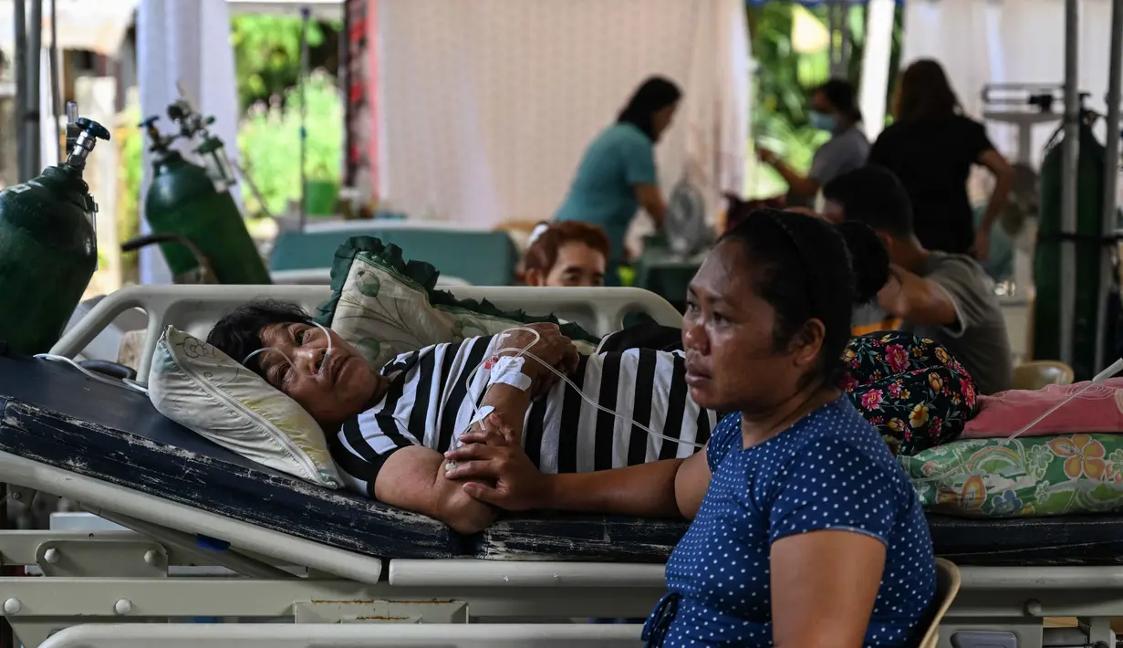 Para pasien untuk sementara ditampung di tenda-tenda darurat. (Jam STA ROSA/AFP)
