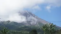 iuncak Gunung Merapi terlihat dari Dusun Stabelan, Tlogolele, Boyolali, Selasa (22/5).(Liputan6.com/Fajar Abrori)