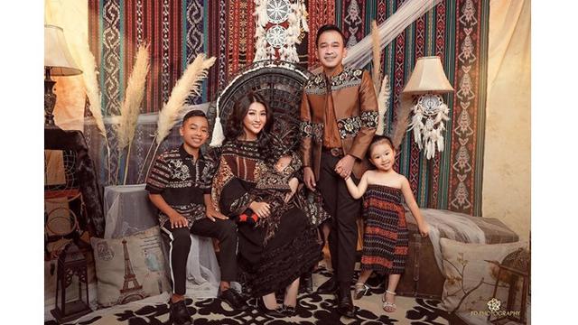 Ajak Betrand Peto, Begini 7 Gaya Foto Keluarga Ruben Onsu dengan Pakaian Nuansa Etnik