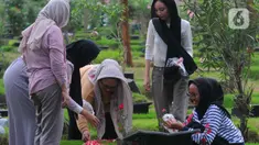 Warga berziarah ke makam TPU Malaka di Jakarta Timur, Sabtu (11/2023). Untuk menghindari kepadatan saat berziarah ke makam keluarga, warga memilih untuk lebih awal guna menghindari kepadatan ziarah kubur jelang bulan suci Ramadhan 1444 Hijriah. (merdeka.com/Imam Buhori)