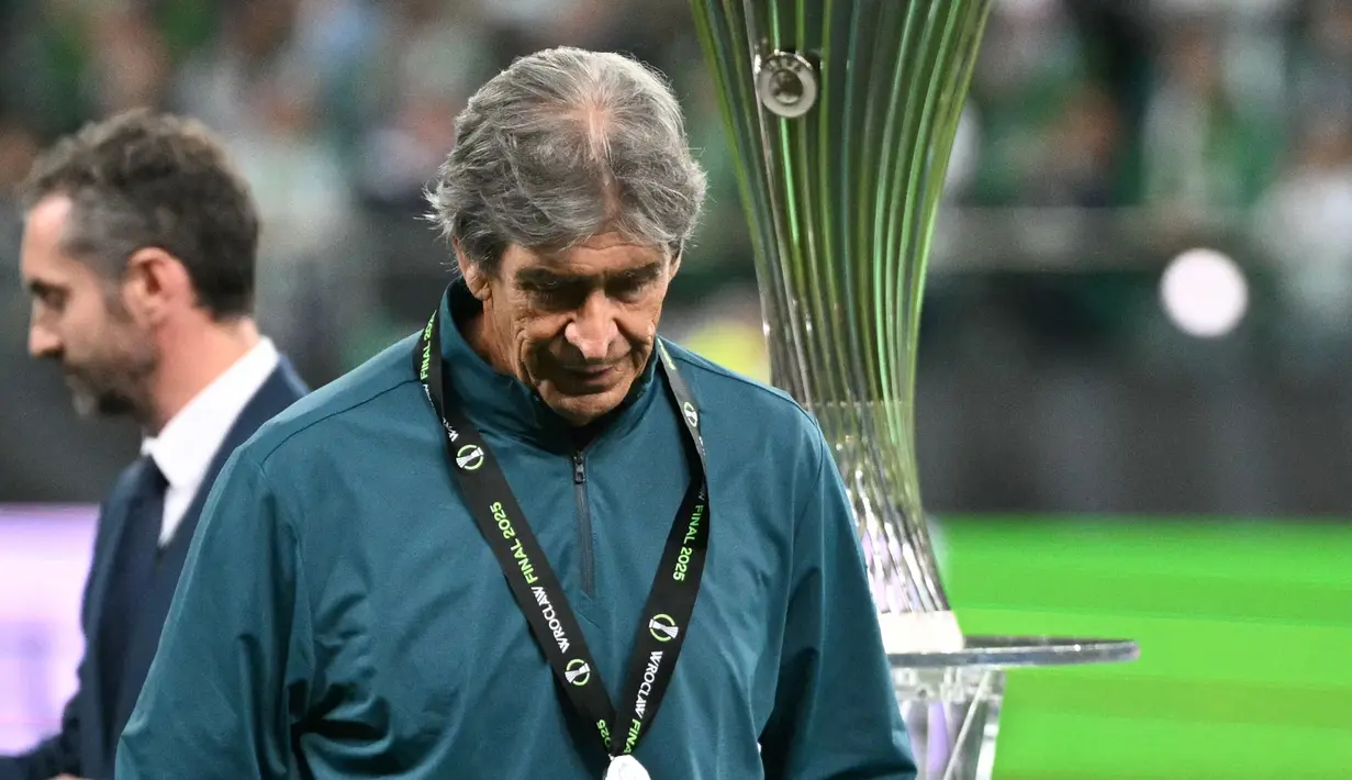 Pelatih Real Betis, Manuel Pellegrini tertunduk lesu setelah gagal menjuarai UEFA Conference League akibat kekalahan 1-4 dari Chelsea dalam laga final yang berlangsung di Tarczynski Arena, Wroclaw, Polandia, Kamis (29/05/2025) dini hari WIB. (AFP/Sergei Gapon