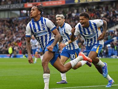 Pemain Brighton & Hove Albion, Joao Pedro, melakukan selebrasi setelah berhasil mencetak gol kemenangan saat melawan Manchester United pada laga Liga Inggris di Stadion American Express, Sabtu (24/8/2024). (AFP/Glyn Kirk)