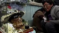 Tengkorak dengan putung rokok dimulutnya terlihat saat upacara hari tengkorak di pemakaman Umum La Paz, Bolivia, (8/11/2015).  Tiap tahun mereka berkumpul di pemakamaan untuk melakukan ritual mendoakan leluhur  mereka. (REUTERS/David Mercado)