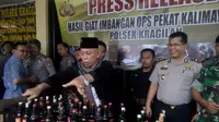 Jawara Banten beraksi saat pemusnahan miras (Liputan6.com / Yandhie Deslatama)
